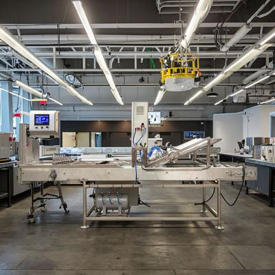 Automatyczne urządzenie do obudowy stożków po obsłudze Wideo Wsparcie techniczne dla linii produkcyjnej stożków lodów